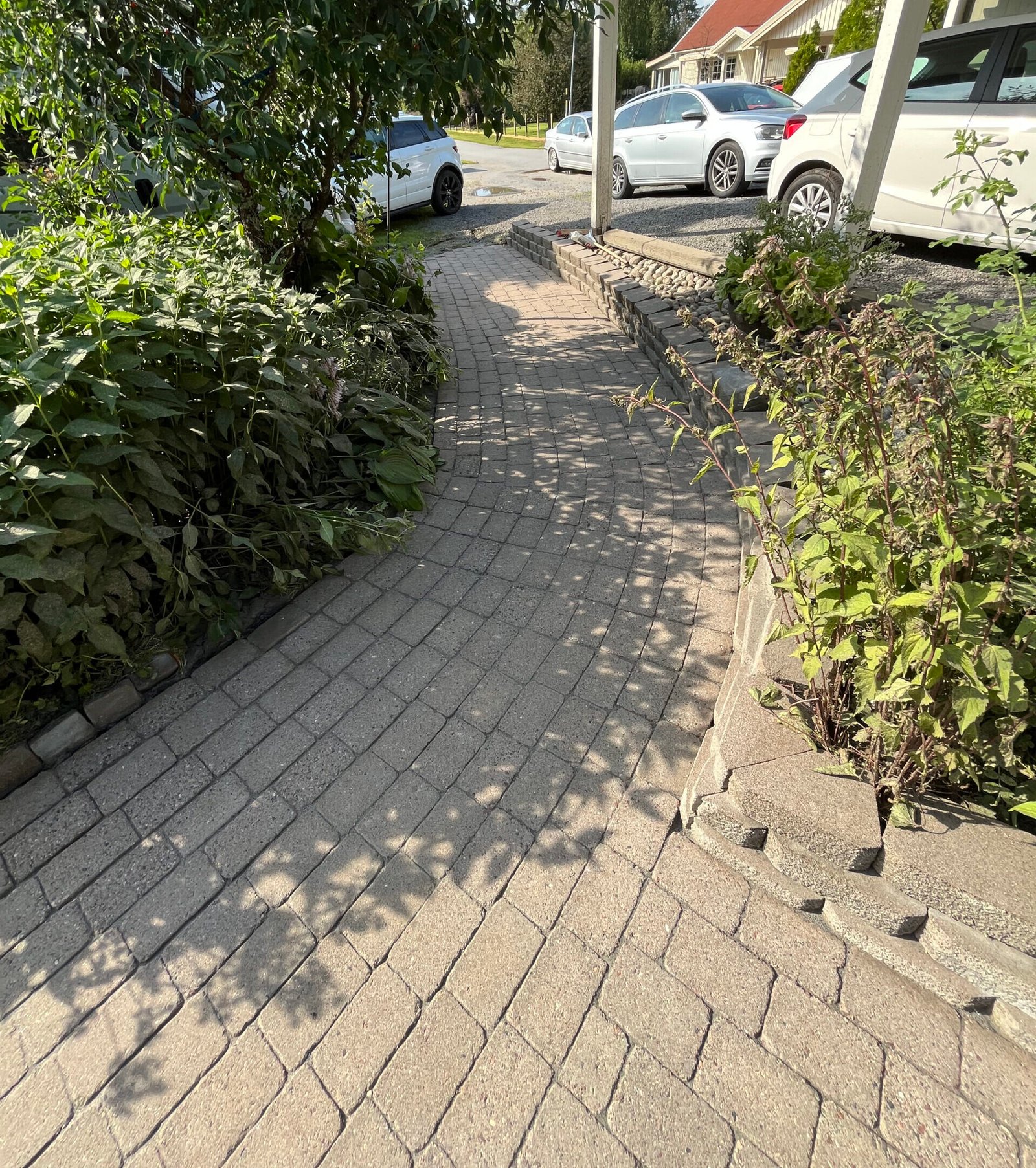 Tvättad och ogräsrensad plattläggning av marksten